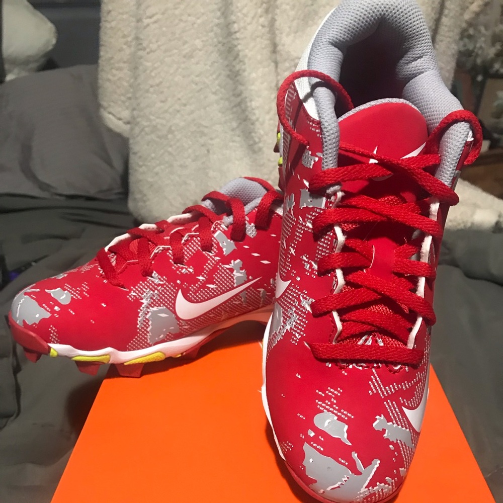 NWOT Nike Vapor Untouchable Shark football cleats.